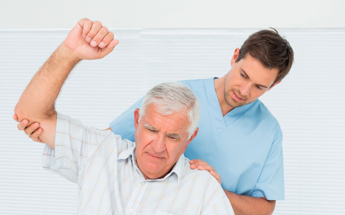Doctor examines a patient with shoulder arthrosis
